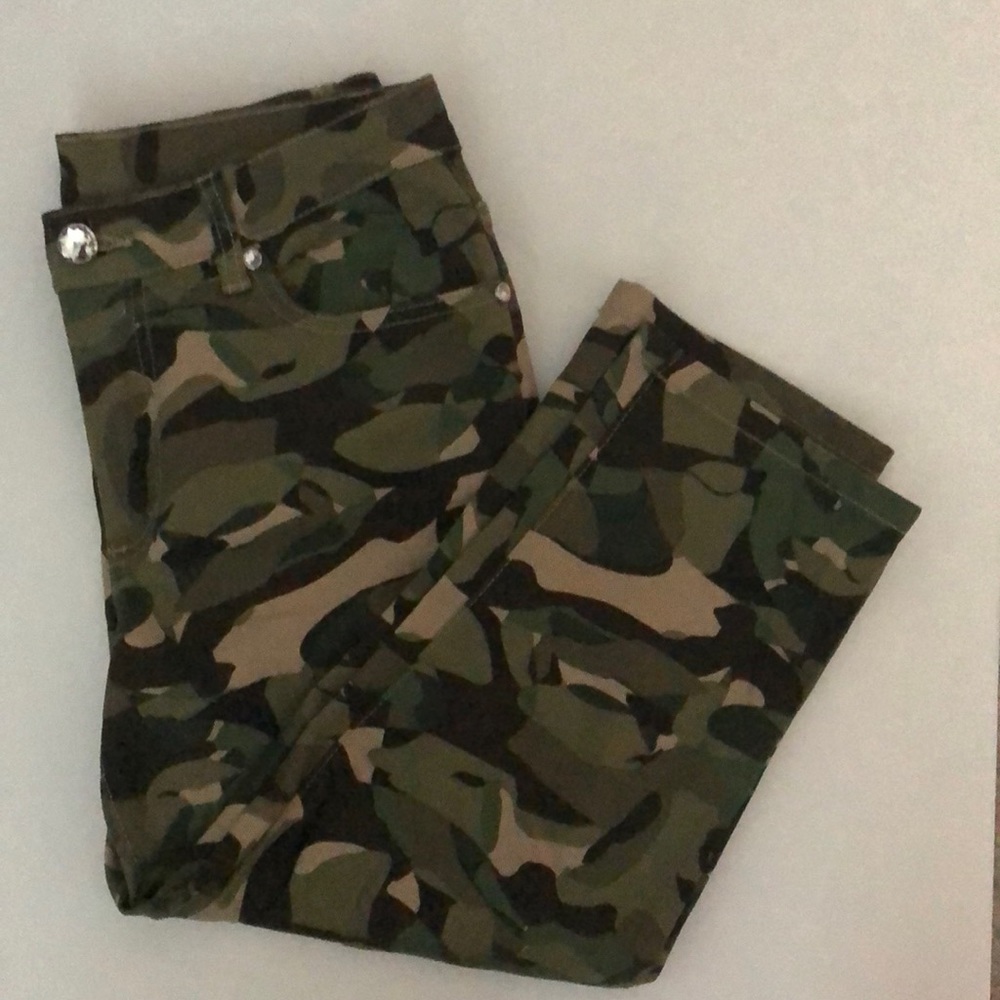 Venus Camo Capris